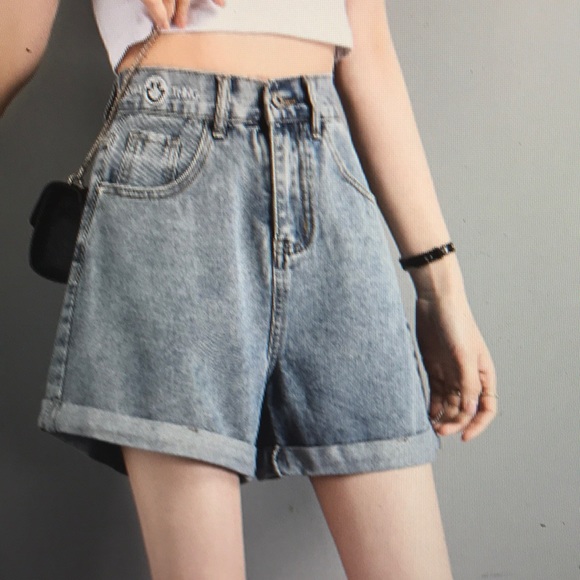 High-waisted denim shorts for women - Picture 1 of 3